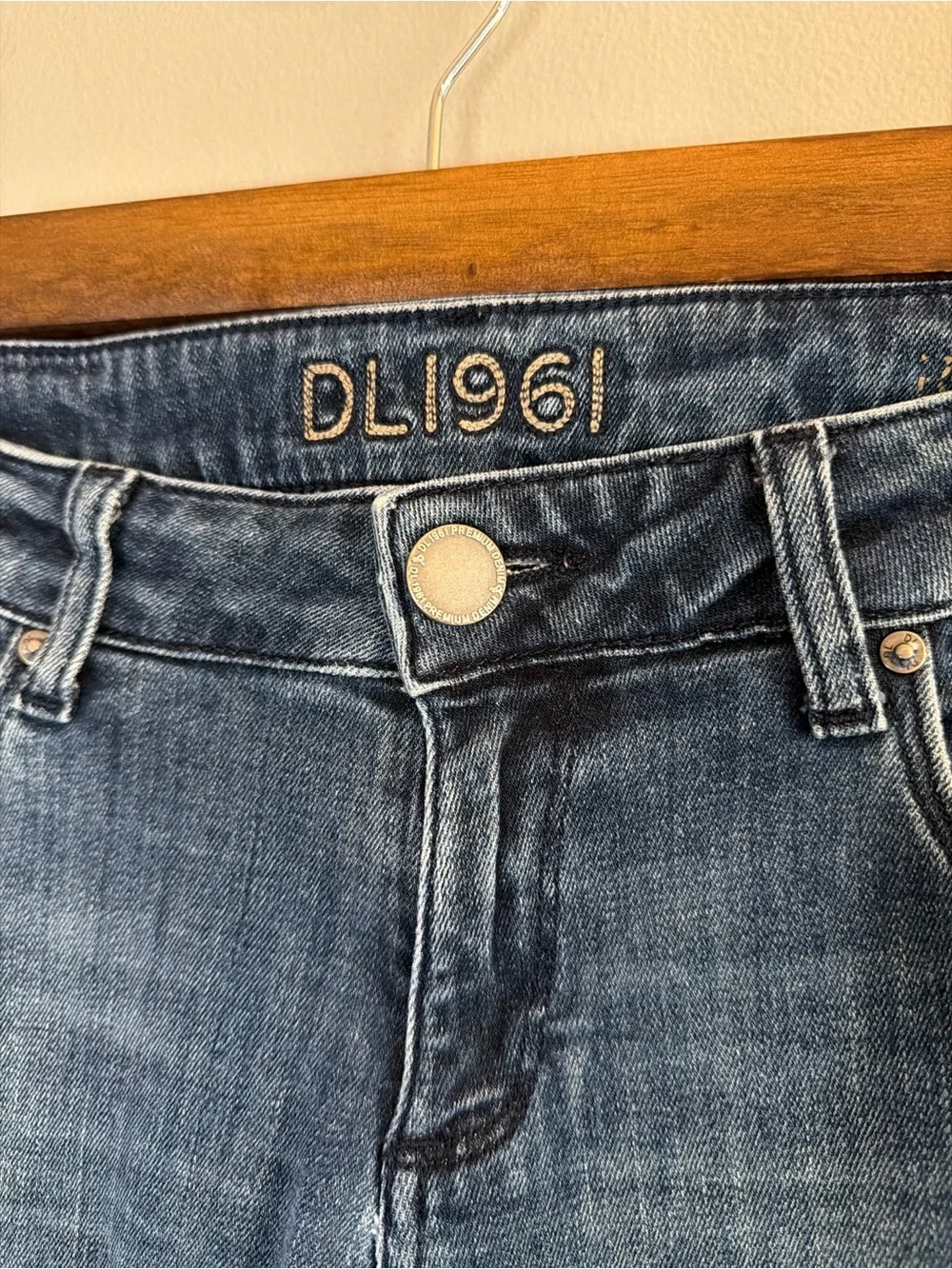 DL1961 Riley Boyfriend Jeans Nassau Wash Size 26 Premium Stretch Denim - Picture 5 of 10